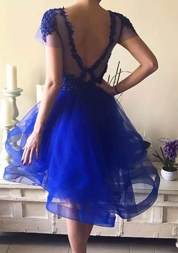 Vestido de fiesta asimétrico de tul con cuello ilusión, manga corta y apliques de cuentas